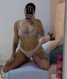 hillary_uckerman_ Give you a passionate kiss and awaken a universe...🍒🫦❤️‍🔥🔥😈 Pic