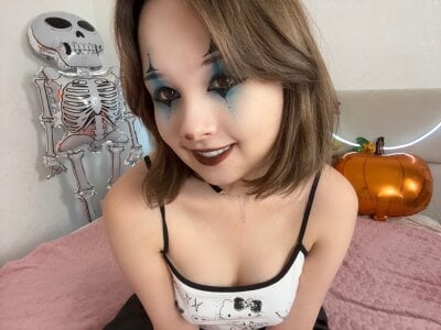 Mary_uw My new Halloween look is a clown! Pic 5