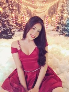 SarahMiler_ wear red. There is nothing stronger than a woman in a red dress Pic