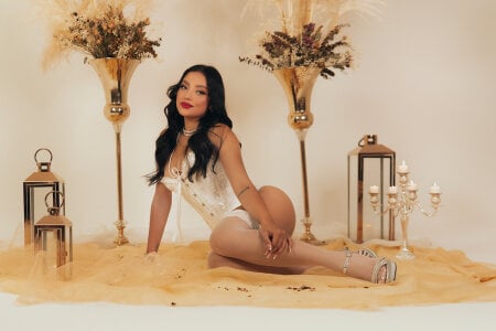 SaraWinstone_ Glam and sophisticated Immagine 