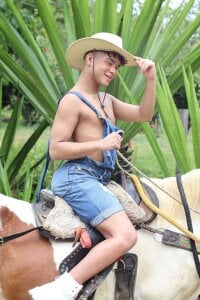 TheSmiith With a beautiful horse 🤍 Pic 2