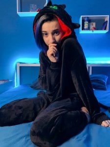 Nikki_Evans Toothless costume ^^ Pic 8