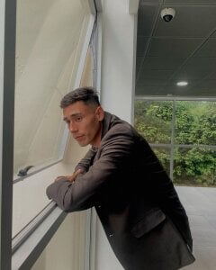 Adam_Grey Public Immagine  3