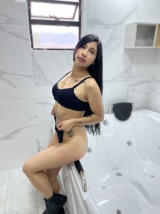 Lola_Paradisse Public Pic 5