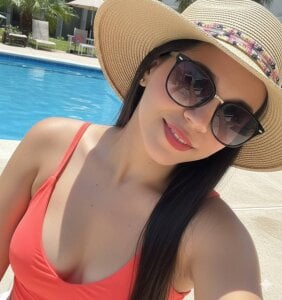 LunaaTaylor_ pool day Pic 2