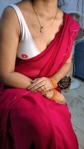 A small picture with the blouse given by Stripchat. de Cute-Telugu-Teacher  Imagens