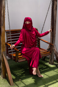 aryamajal ❤️‍🔥 When I dress in vinotinto, desire speaks alone❤️‍🔥 Foto 4