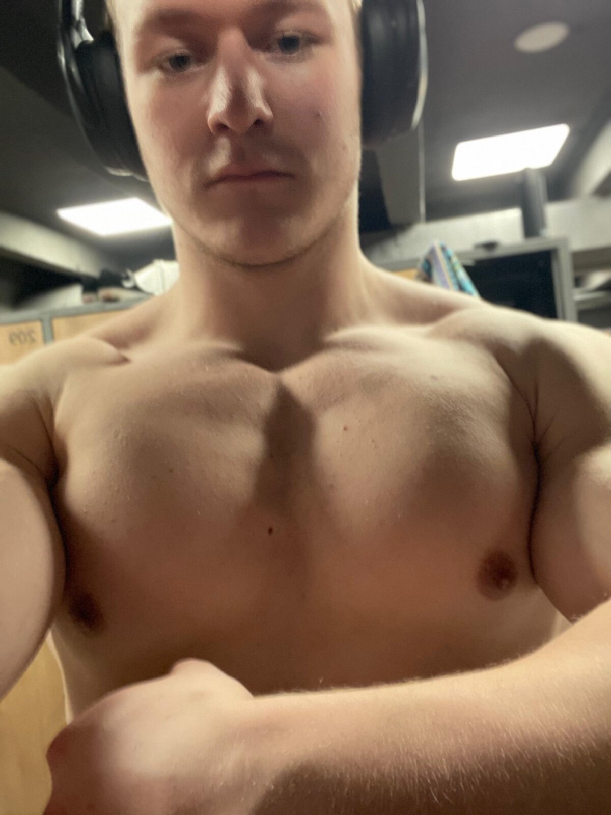 Трендове зображен ня  3730 Richard_Dullas