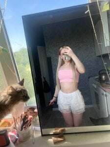 YourLovely_Mia Public Pic 3