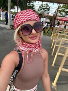 Cherry_Charmxxx Outside hihi  4টি ছবি