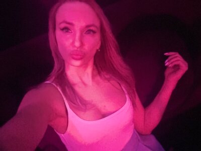 WoW__JuliaBlonde ✨📸Selfie time📸✨ Photo 2