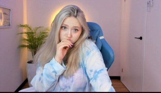 Emiliaaah Public Pic 5