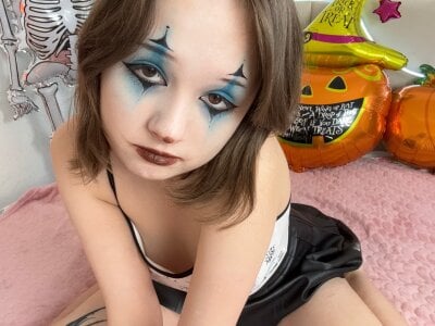 Mary_uw My new Halloween look is a clown! Pic 4