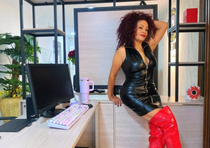 Kasandra_Gomez Today the office has new rules… and I'm in charge. зображення 2