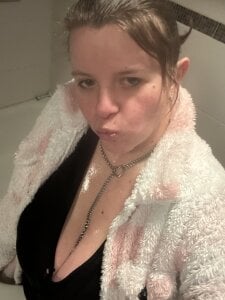 Laura-Loveyou Public Pic 5