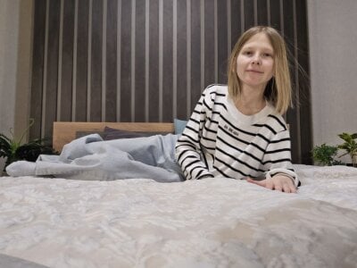 EssieVogel shy girl Pic 2