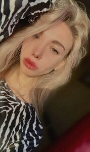 HollyBiirch Public Pic 7