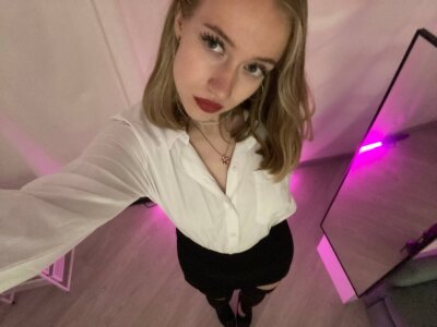 CwenHetherington Sexy office girl Pic 4