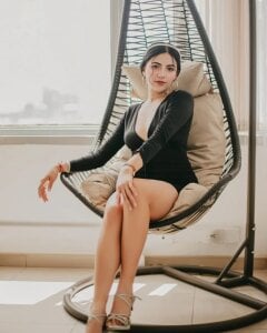 Alesiafiore Elegance isn’t about what I wear… it’s about how I make you feel when I look at you. 🖤 Foto 4