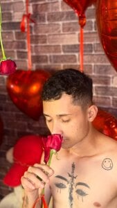 LucassSmith11 “Unwrap me slowly…” 🎁 Foto 2