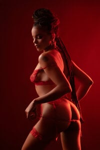 Ambar in Red🔥 od Ambarr_Moon_  4 snímek