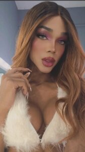 NaomiSteward Today’s mood: comfy, confident, and a bit playful 🥰 Bilde 8