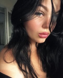 Charlotte_Ros Public Pic 2