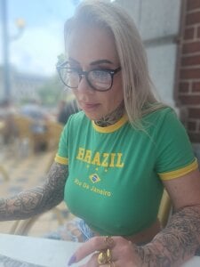 Sporty-sexy-blonde Sexy Pic 6