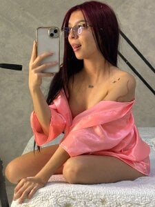 CleoWhite sexy me on pinky Pic 5