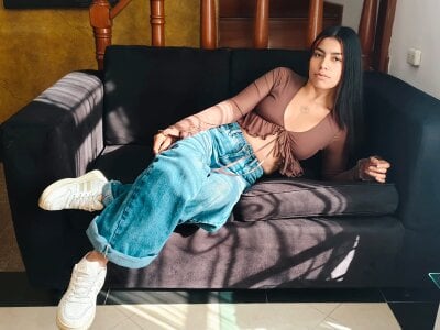 Laia_white Public Pic 2