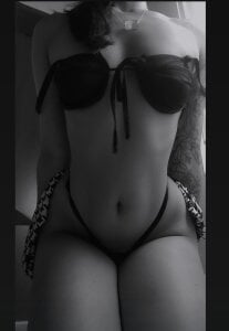 Dapnne_ White And Black Pic 3