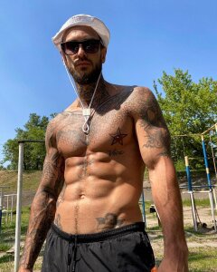 Be strong de maxi_foxxx  3 fotos