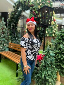 MaduraLuciana Christmas 2025 Pic 8