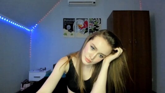 tinyglow Just posing 🤪 my first stream 圖片 3