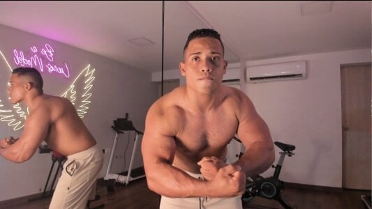 Maximoswell admire my figure slika