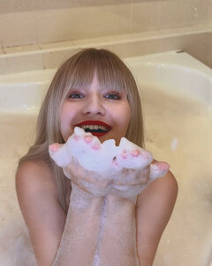 VelvetLunaaa In the jacuzzi💦 Playing with the foam on my curves and teasing you Pic 3