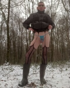 lopejosoumis Bonne petite putain en exhibition hot et sexy dans les bois en hiver. Pic 6