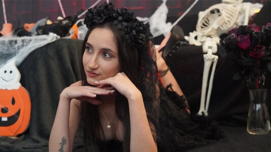 CarolinaBlair Dark, mysterious, and dangerously irresistible 🕷️ Pic 4