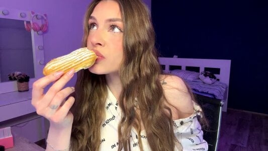 MachelleSpader Eating a sweet cclair Hình 5