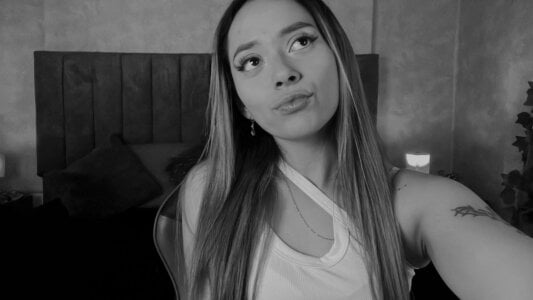 LanaMills_ Black and white Pic 3