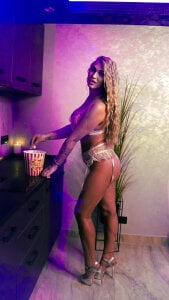 Nicol2Naya Bright, confident and full of naughty energy 😈 Let me bring you sunshine, smiles & hot vibes Foto 7