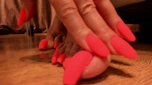 MadameCrowford Bold neon nail look 사진 6