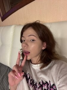 Why does my finger always end up in my mouth? od kxomorebi  7 snímek