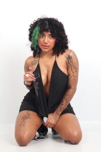 LuckySwagson A sexy black dress . fénykép