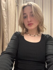 Emily_lyy Public Gambar 4