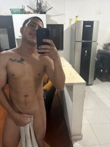 jheico_collinstaking a shower Bild 3