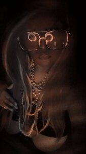 VenezuelaLuxeNoir The glasses xo Pic 2