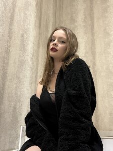 Horny-Maya Public Pic 3