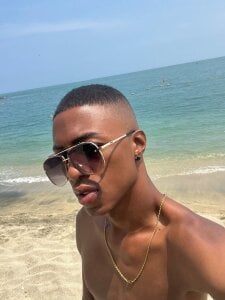 YeremiBrowm Me on the beach Pic 7