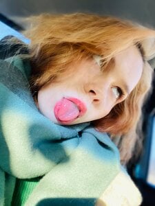 GlitchyDollyOn a walk图片 6